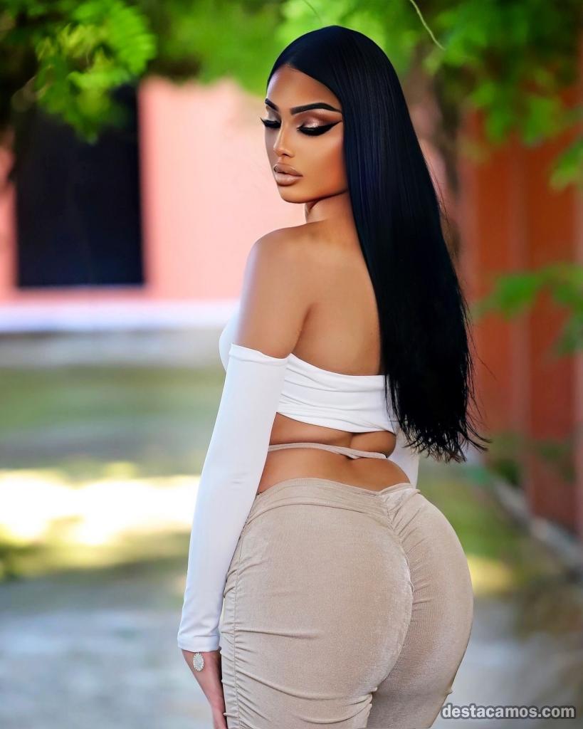 617856322-crossdresser-en-cadiz-CMAXUe